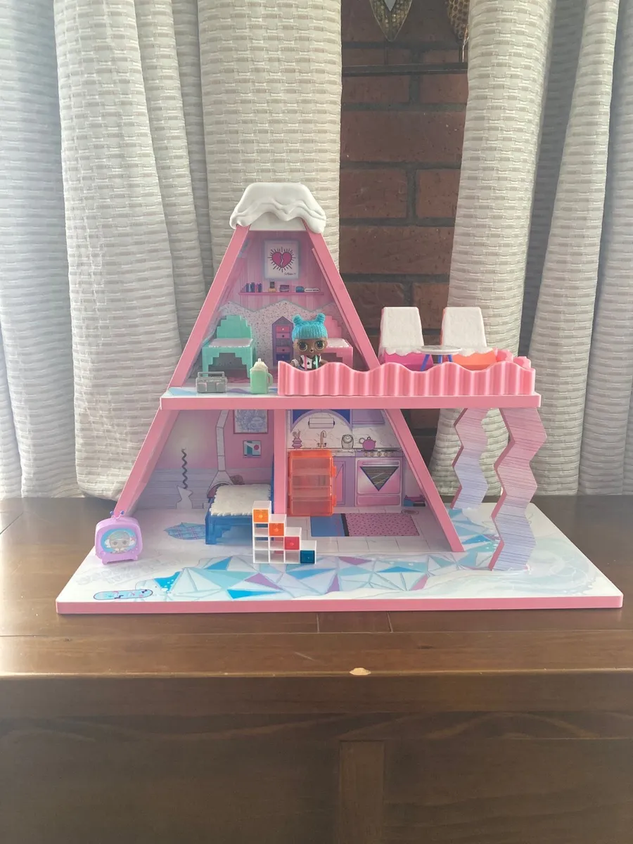 L.O.L. Surprise! Winter Snow Chalet Playset - Image 1
