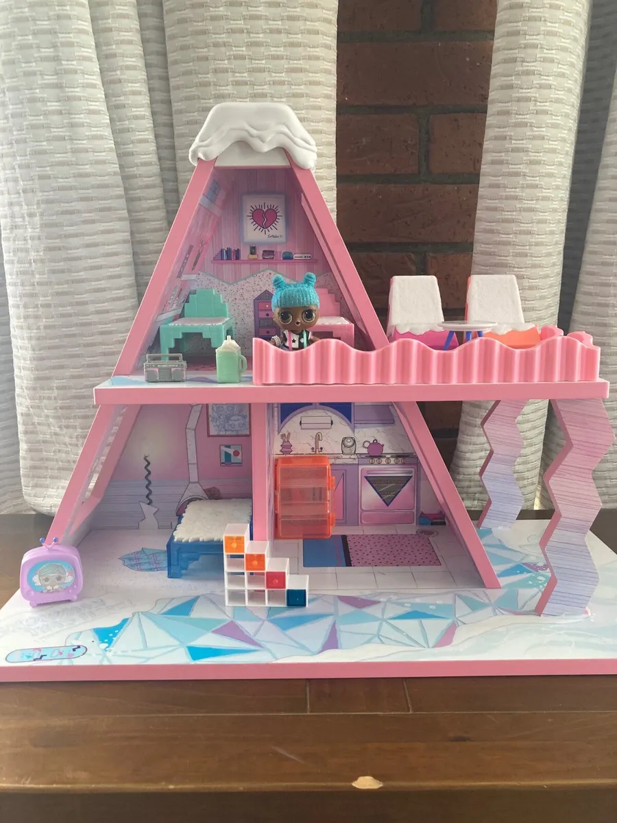 L.O.L. Surprise! Winter Snow Chalet Playset - Image 2