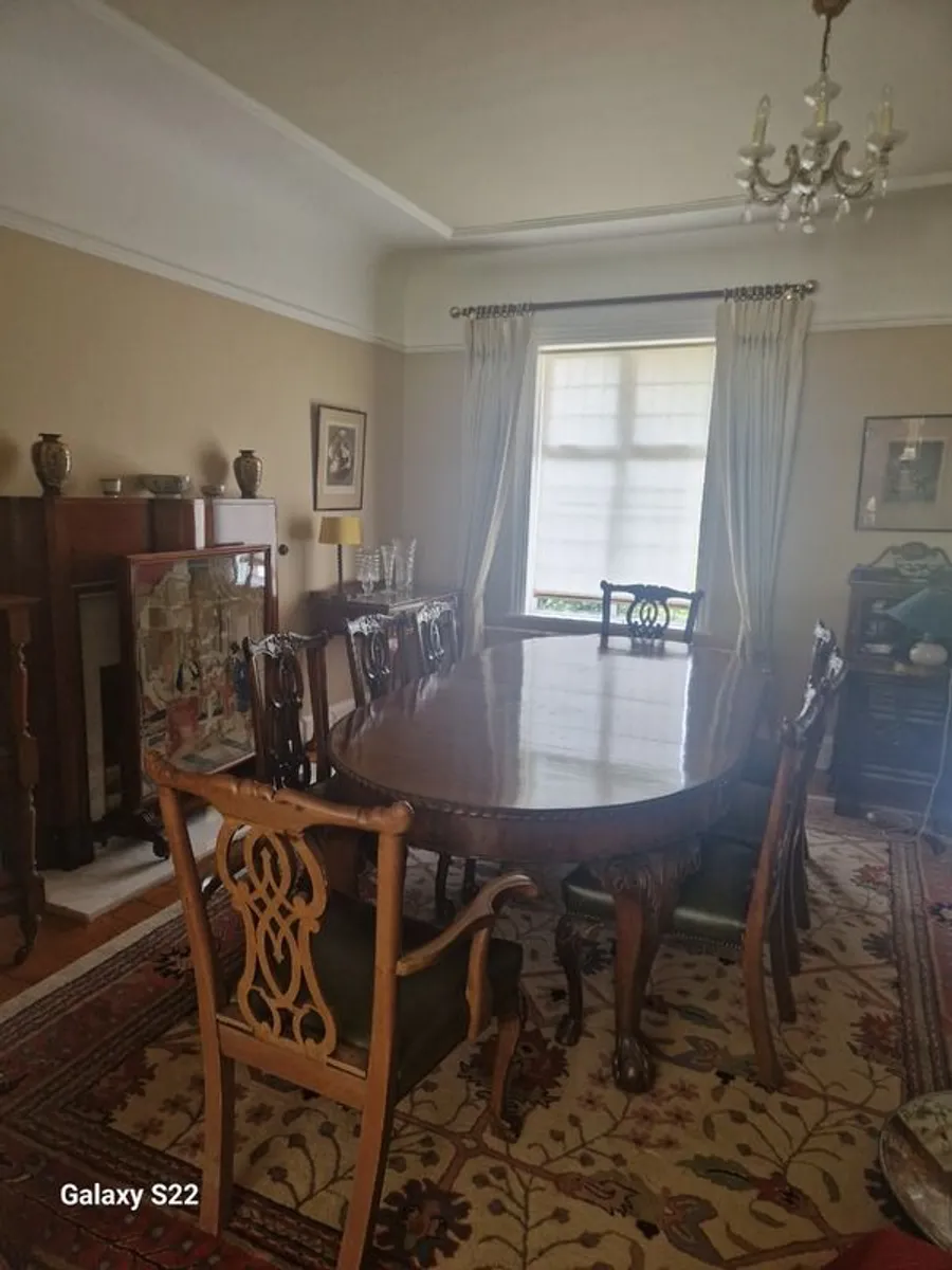 Dining room table and 8x chairs - Image 1