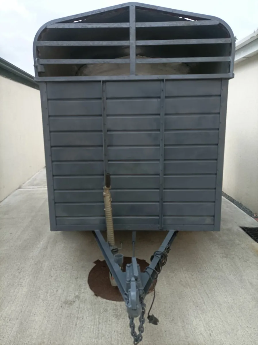 Trailer - Image 1