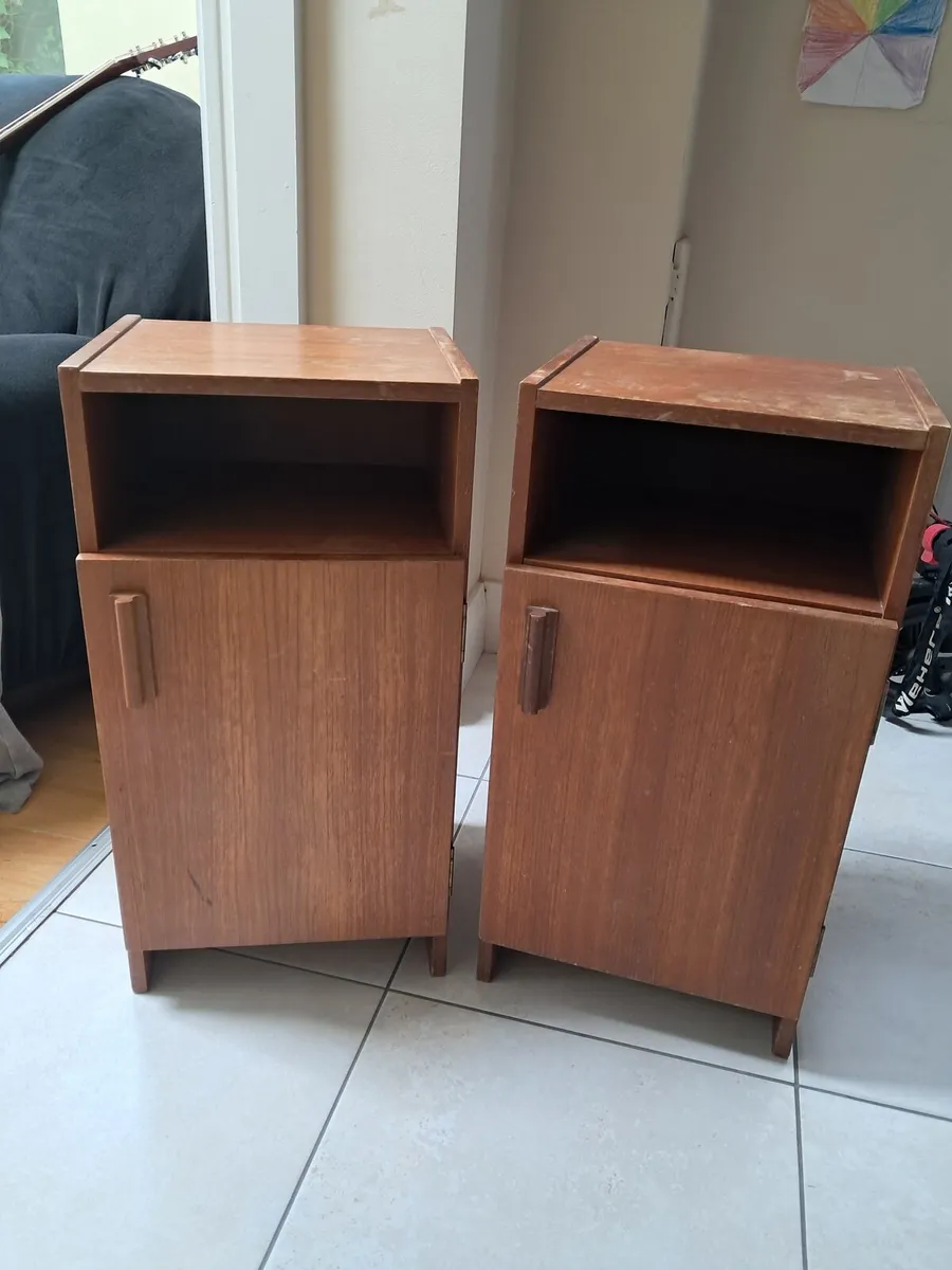 2 Nightstands