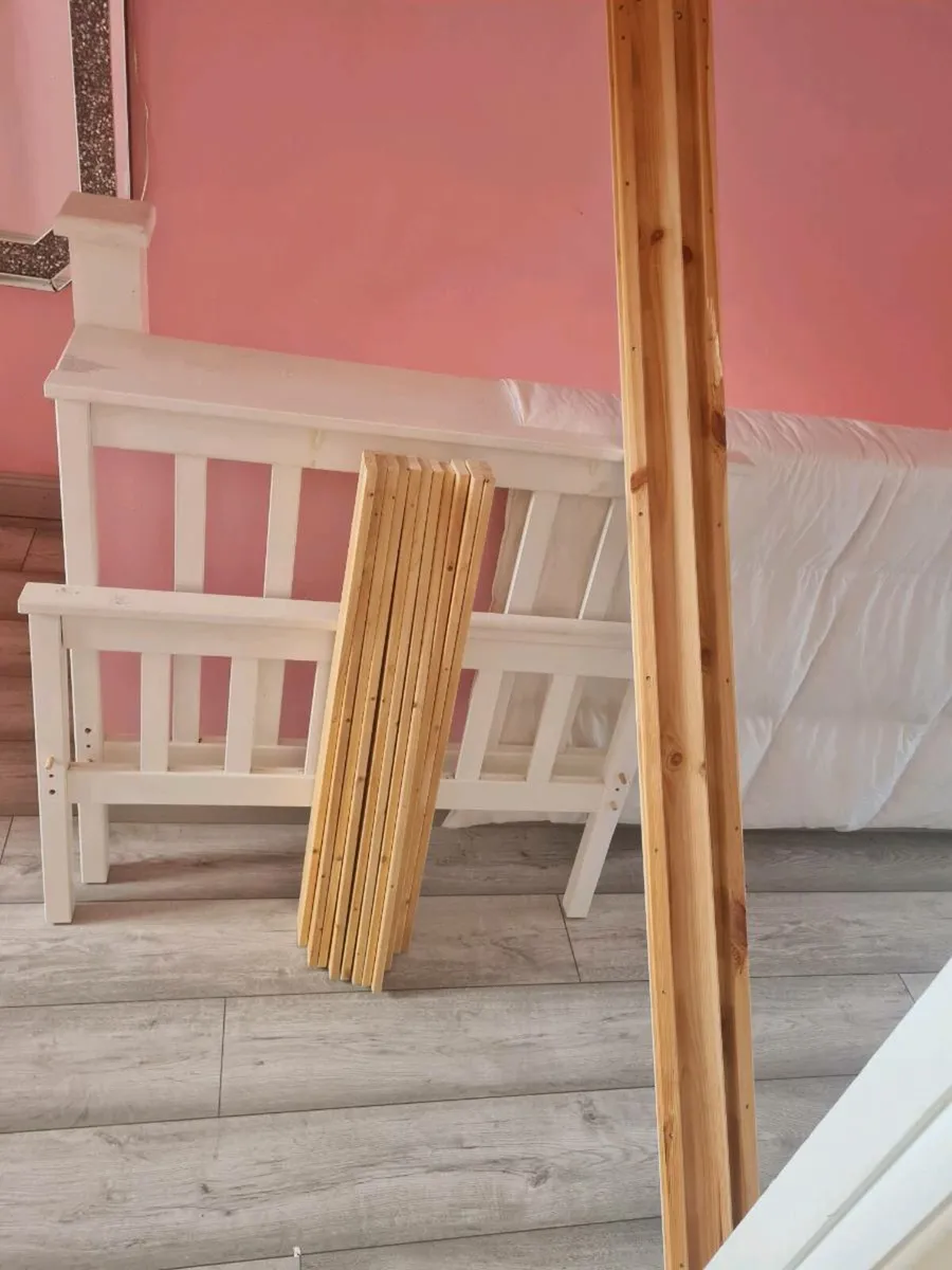 White timber frame bed - Image 1