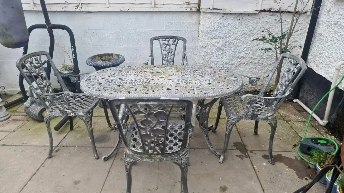 Garden table and chairs - Image 1