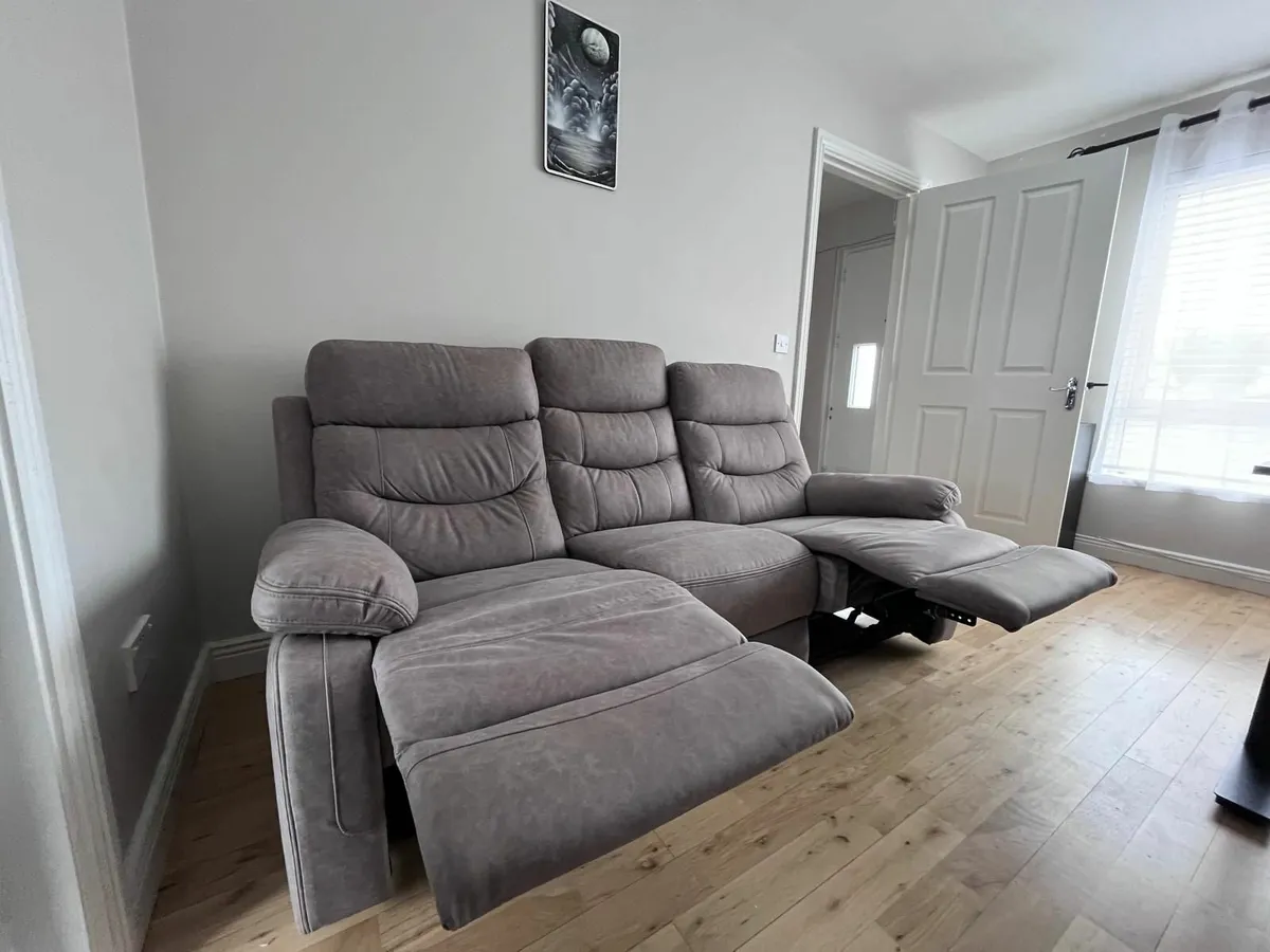 Modern Reclining Sofa – Excellent Condition! - Image 1