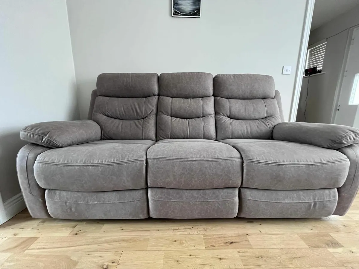 Modern Reclining Sofa – Excellent Condition! - Image 3