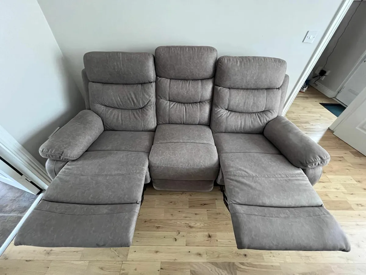 Modern Reclining Sofa – Excellent Condition! - Image 4