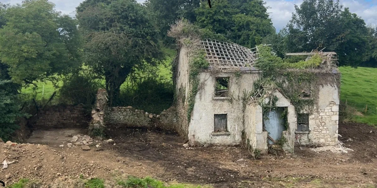 Building Stone (house and outhouse) - Image 1