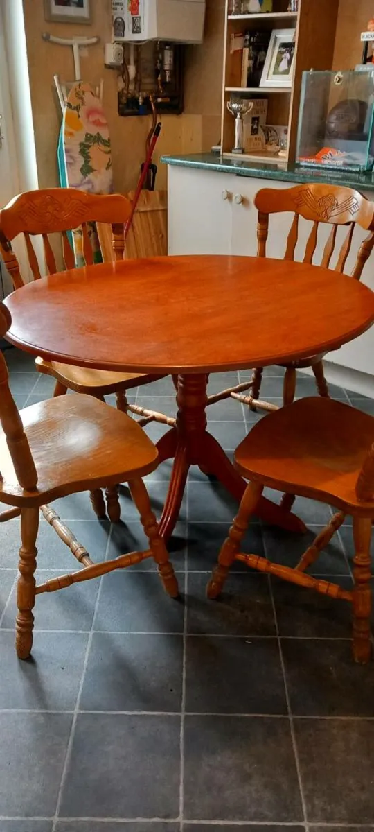 Table and 4 chairs - Image 1