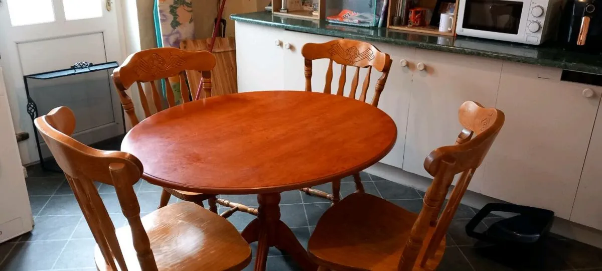 Table and 4 chairs - Image 2