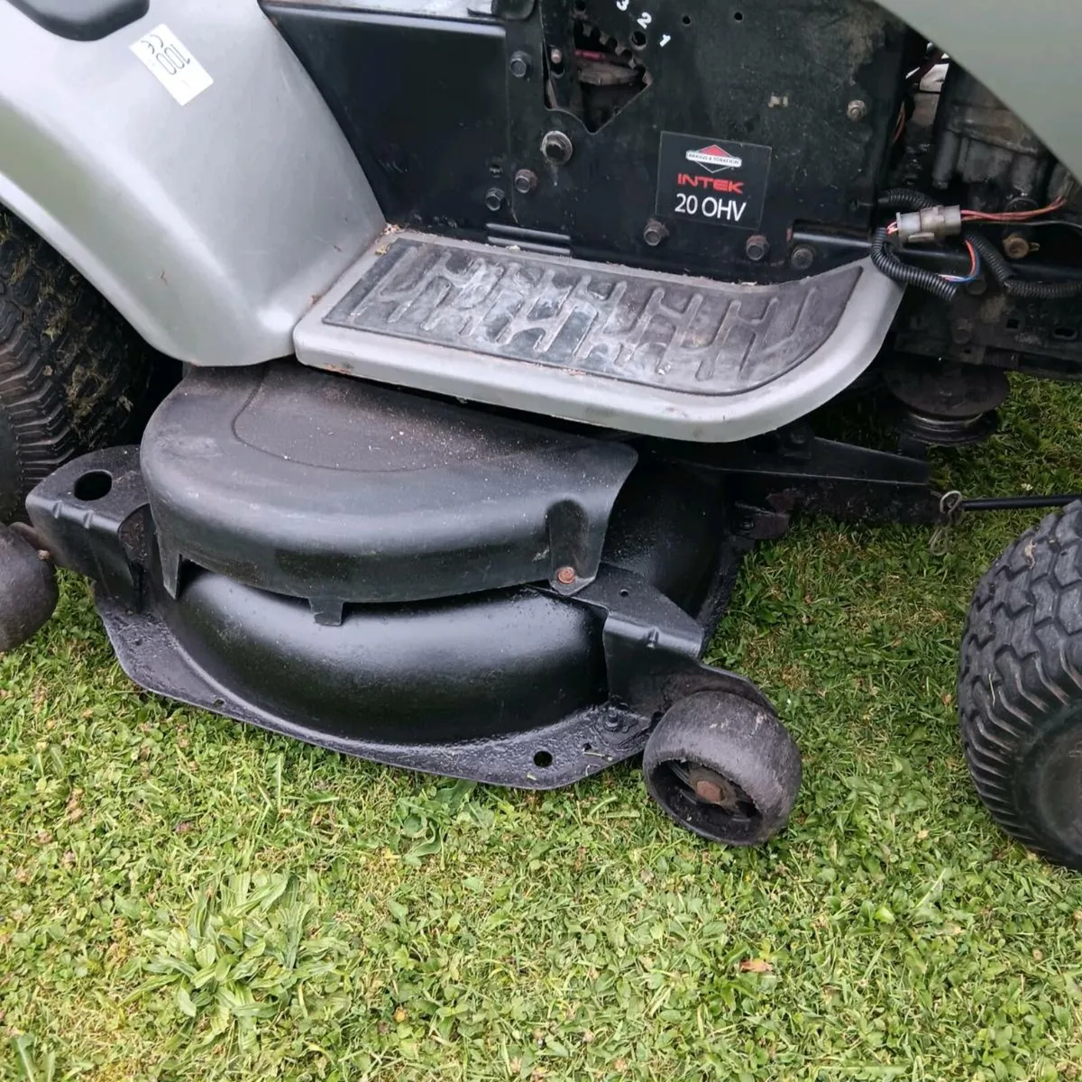 Craftsman 20hp, hydrostatic, 42" deck - Image 4
