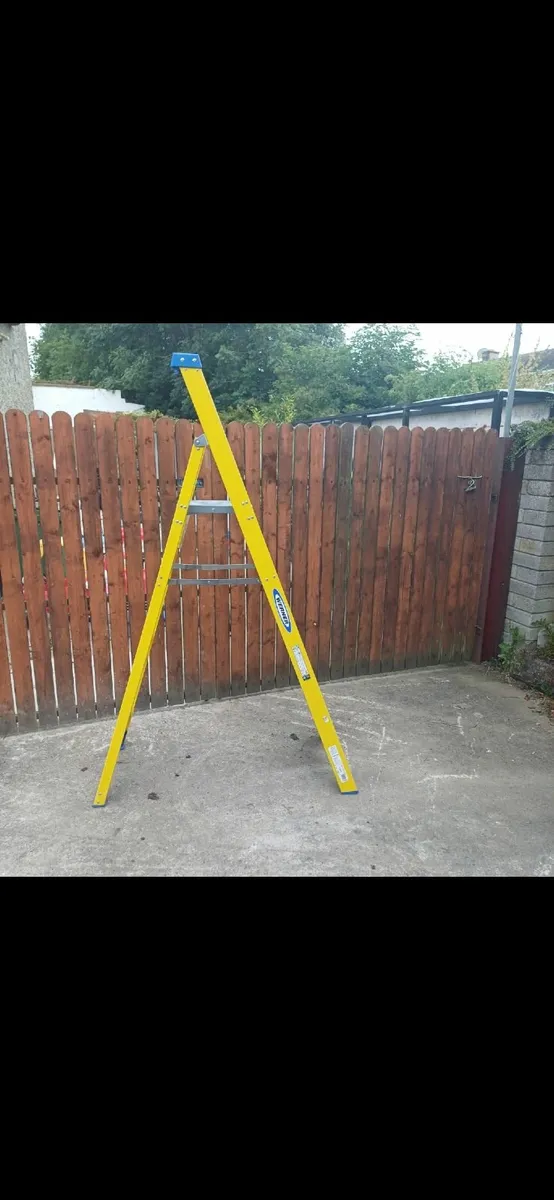 8 Foot Werner Fibreglass Ladder (LIKE NEW) - Image 4