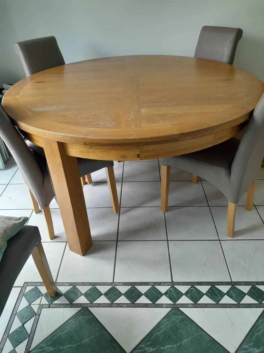 Round dining table - Image 1