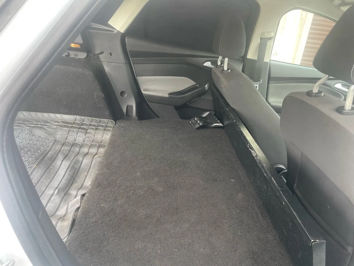 Ford focus 1.6 TDCI 95PS 4DR VAN - Image 4