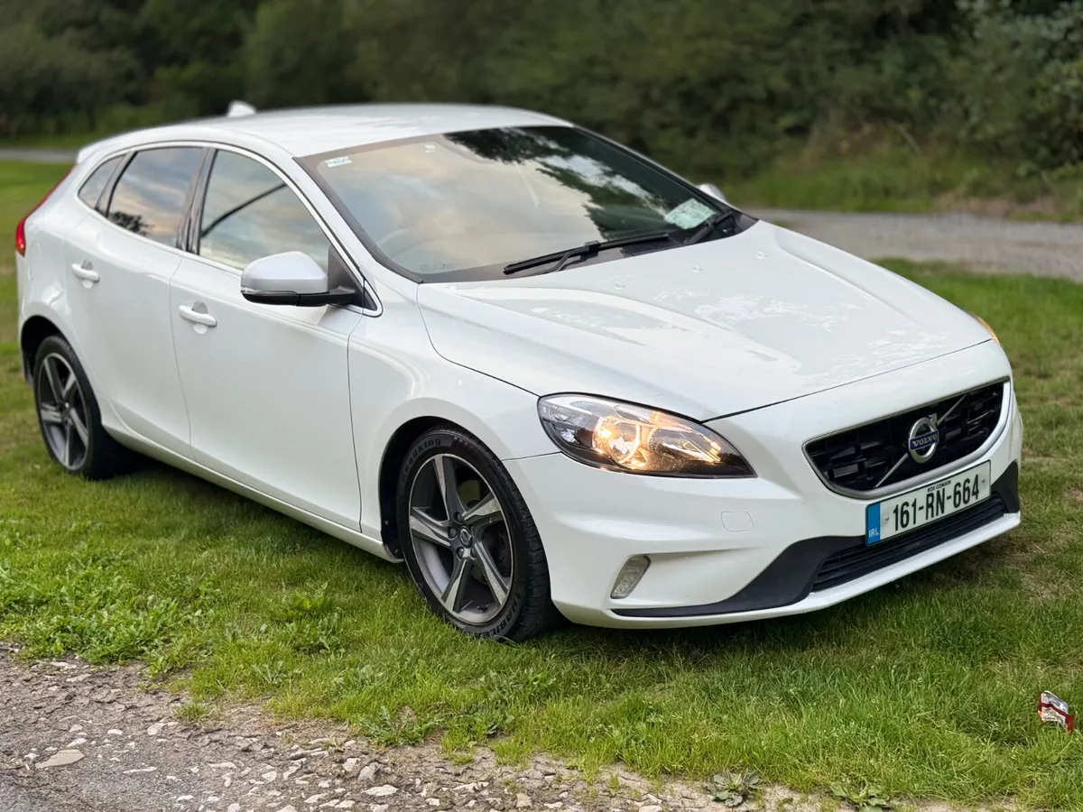Volvo V40 2016 - Image 2