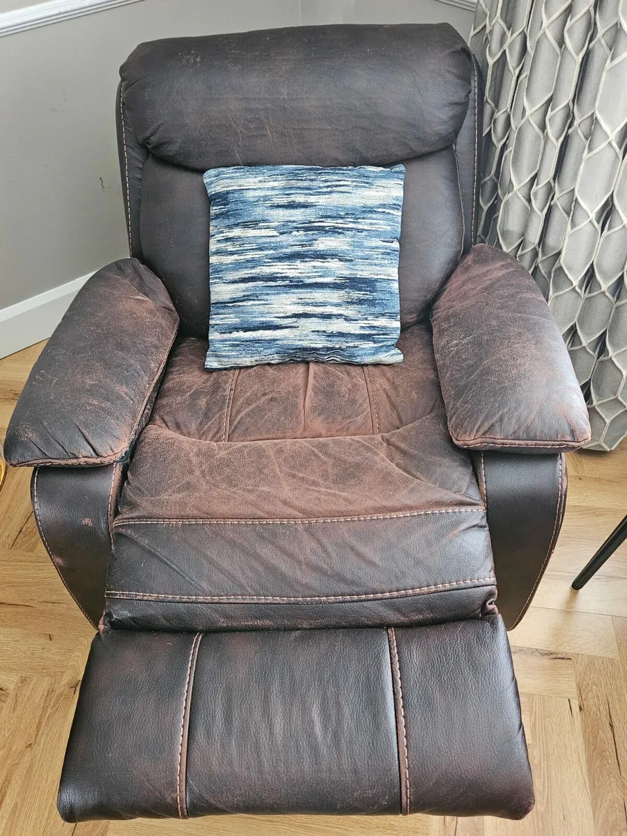 Recliner 3 seater couch and 2 Recliner chairs - Image 4