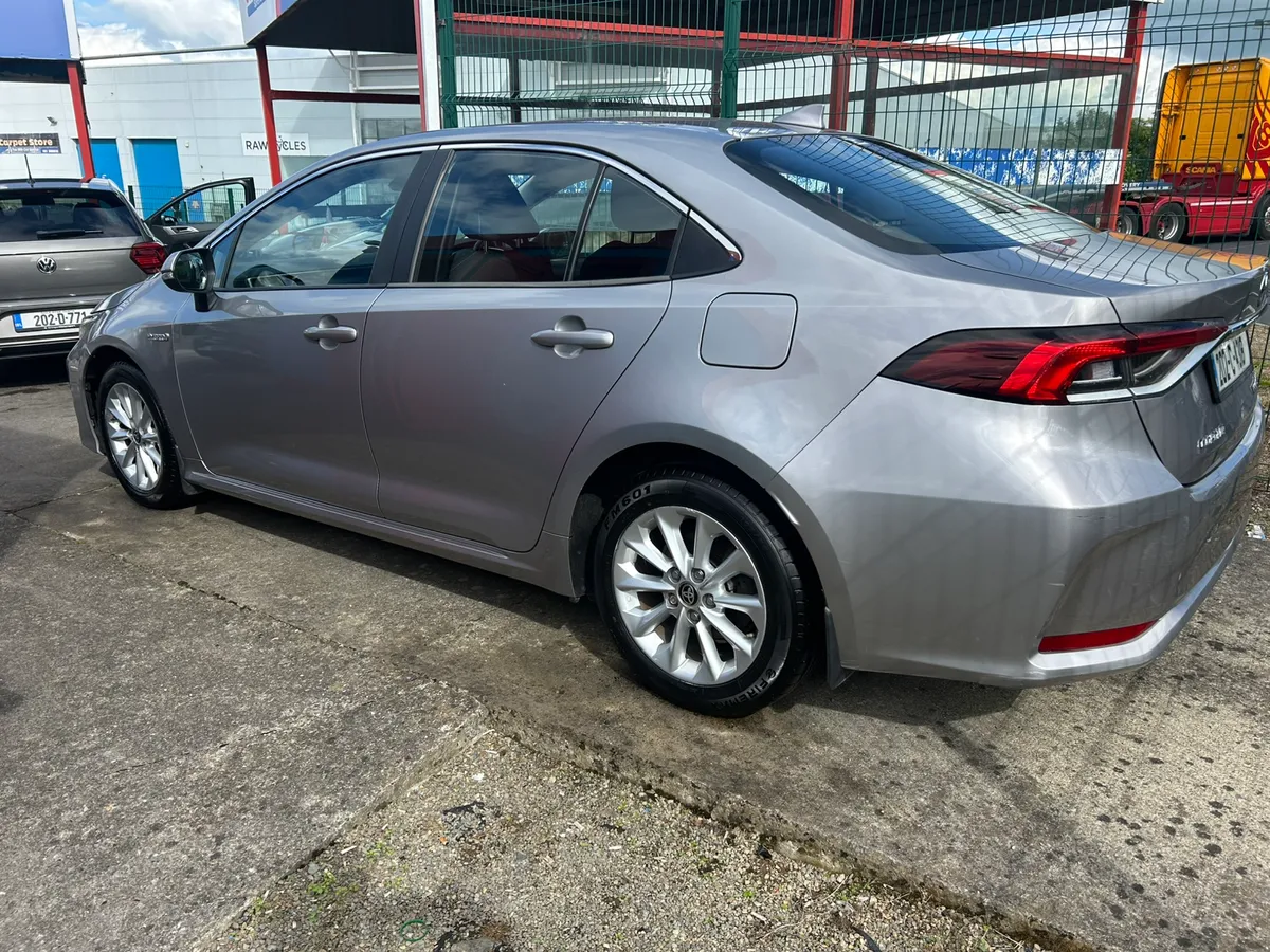 Toyota Corolla  automatic   hybrid - Image 3