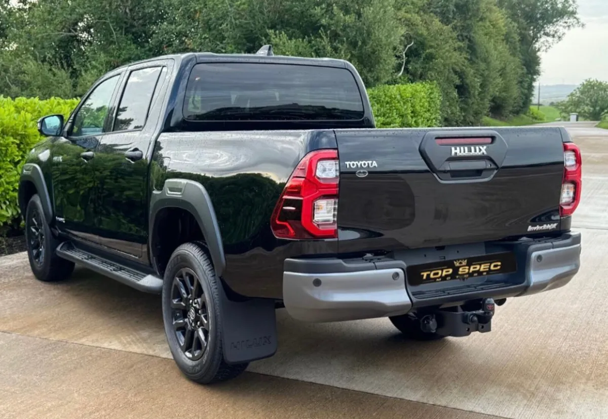 2025(252) Toyota Hilux Invicible X Auto Double Cab - Image 2