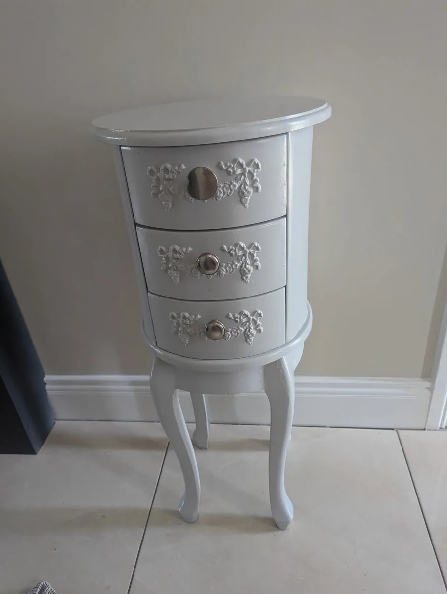 Lamp and lamp table - Image 1