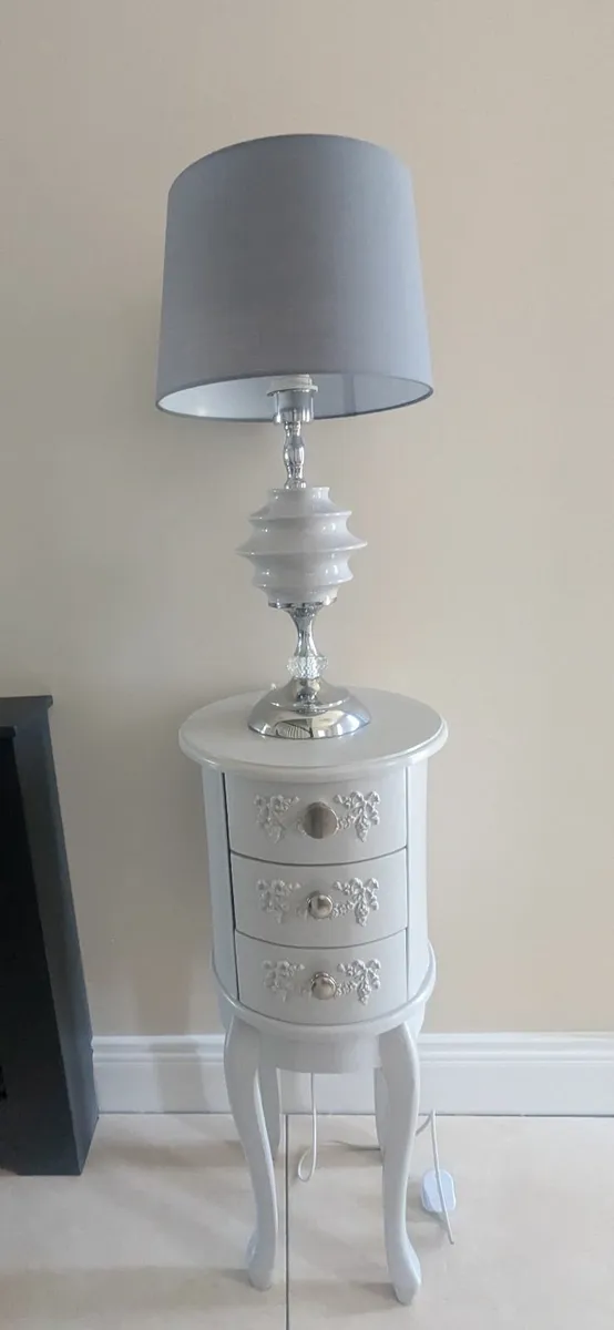 Lamp and lamp table - Image 2