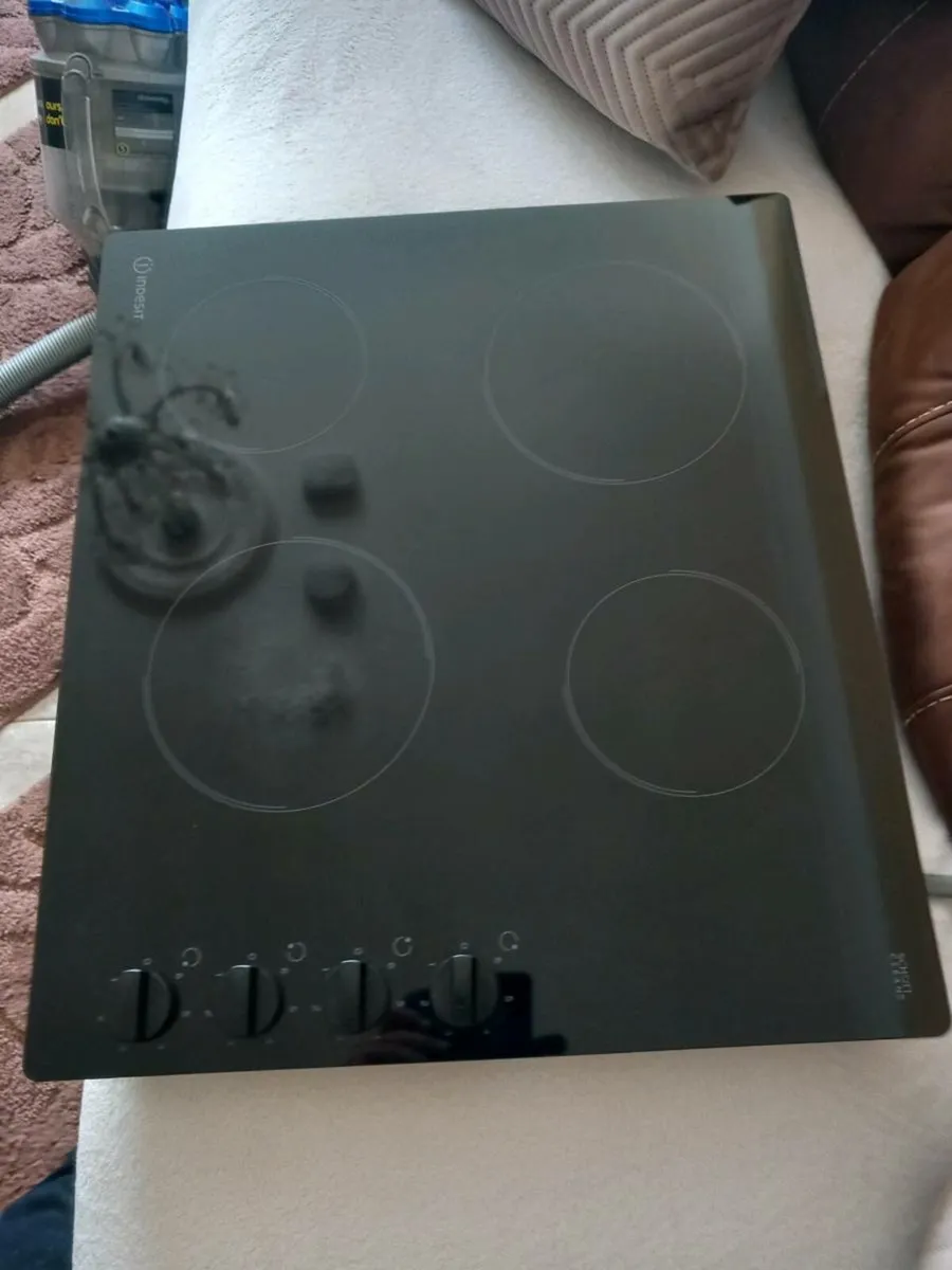 Ceramic hob and oven - Image 1