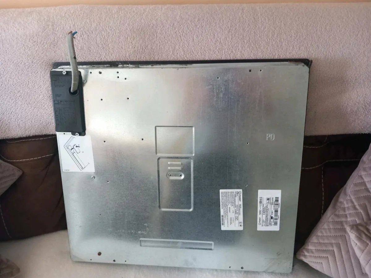 Ceramic hob and oven - Image 2