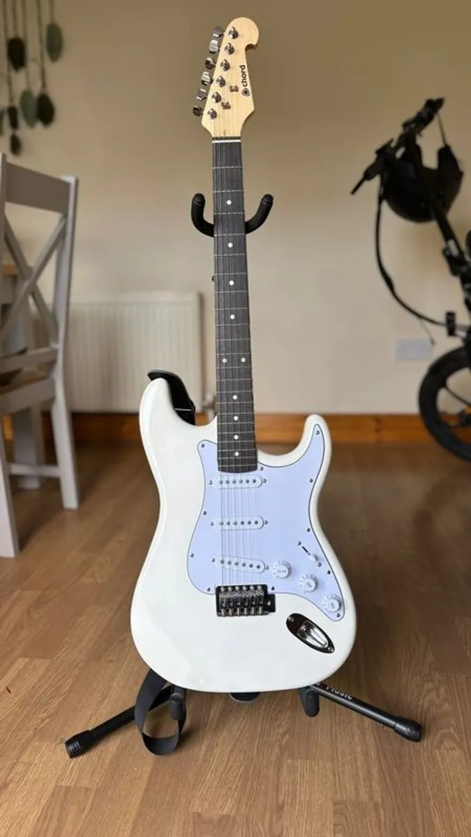 Electric Guitar, Amplifier, stand and guitar cover. Also electric piano with recorder. All original cables. - Image 1