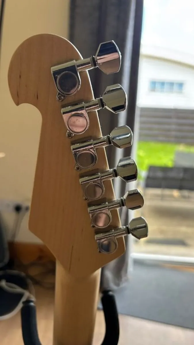 Electric Guitar, Amplifier, stand and guitar cover. Also electric piano with recorder. All original cables. - Image 3