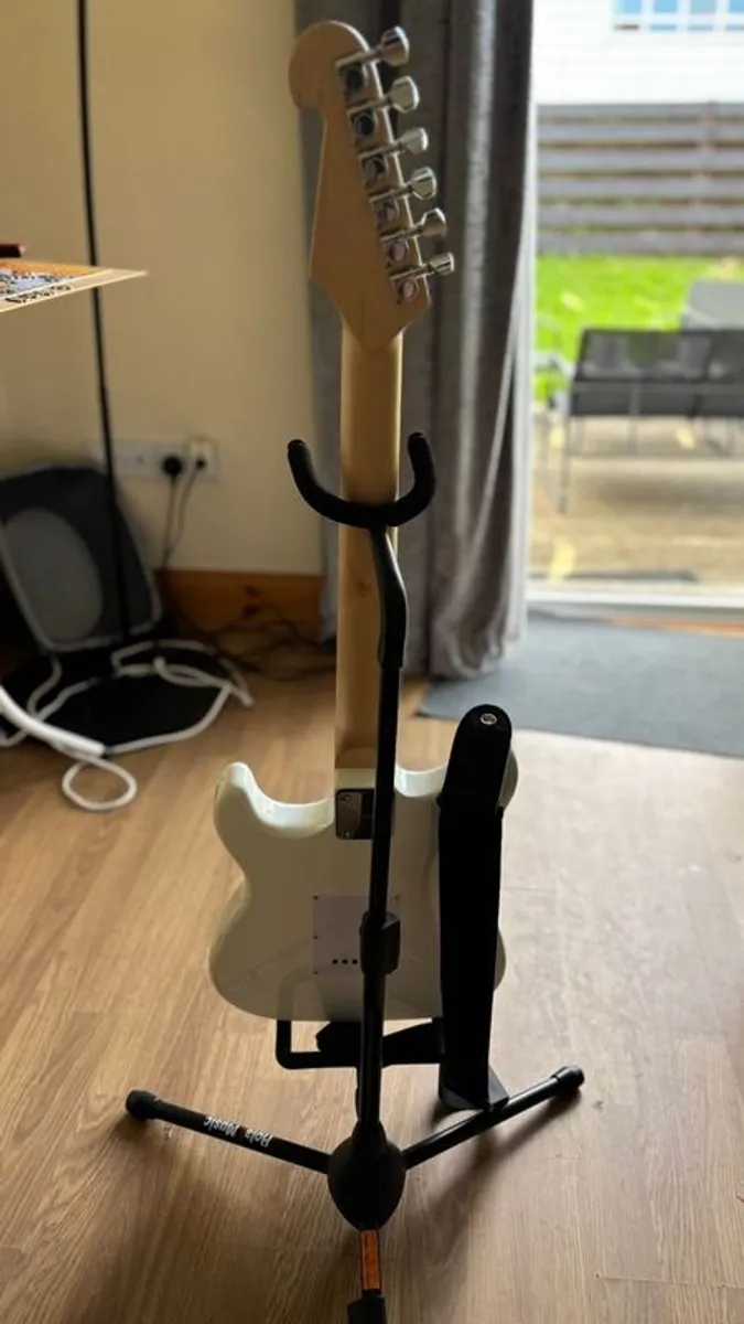 Electric Guitar, Amplifier, stand and guitar cover. Also electric piano with recorder. All original cables. - Image 4