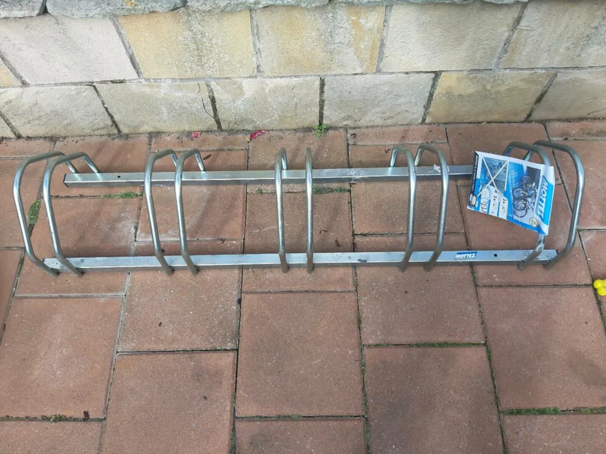 Bike stand holds 5 bikes - Image 1