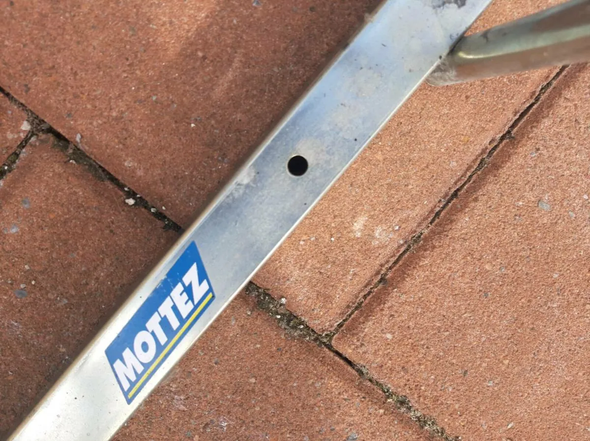 Bike stand holds 5 bikes - Image 3