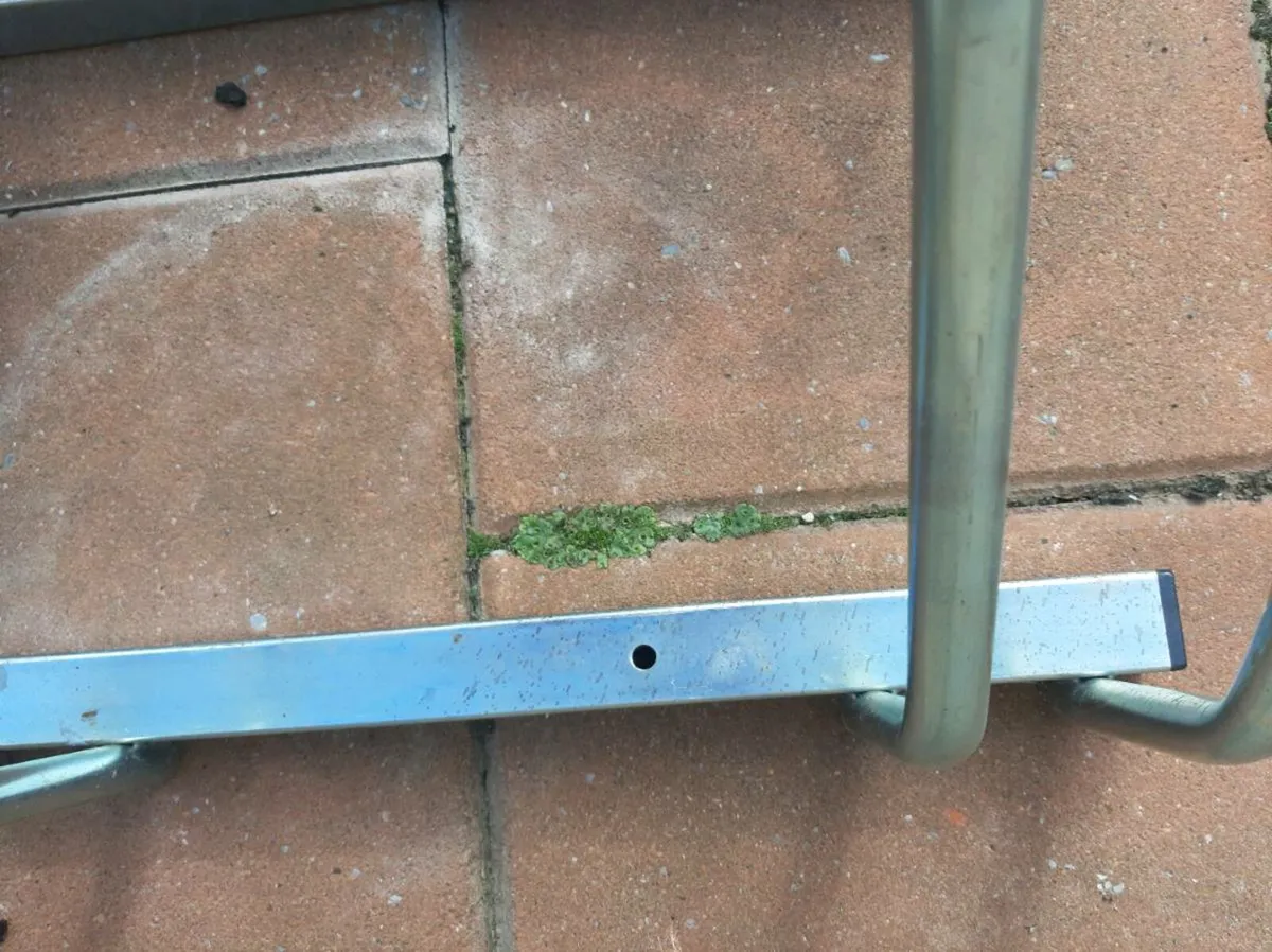 Bike stand holds 5 bikes - Image 4