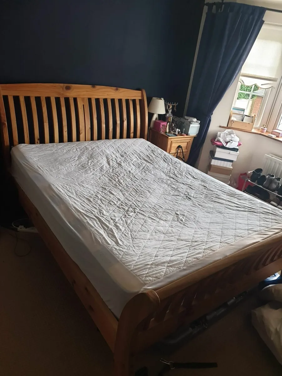 Solid Pine Sleigh Bed with matching lockers - Image 1