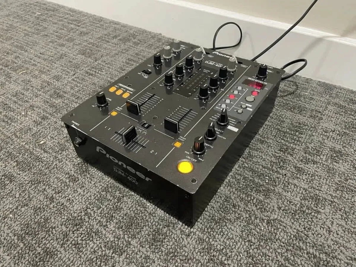 Pioneer DJM-400 mixer - Image 1