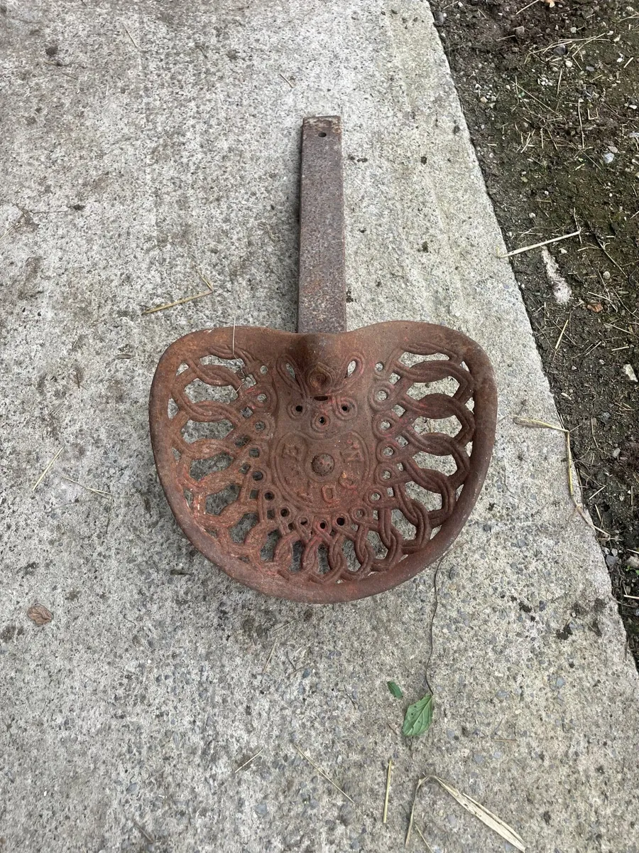 Vintage tractor seat and horse harrowers - Image 2