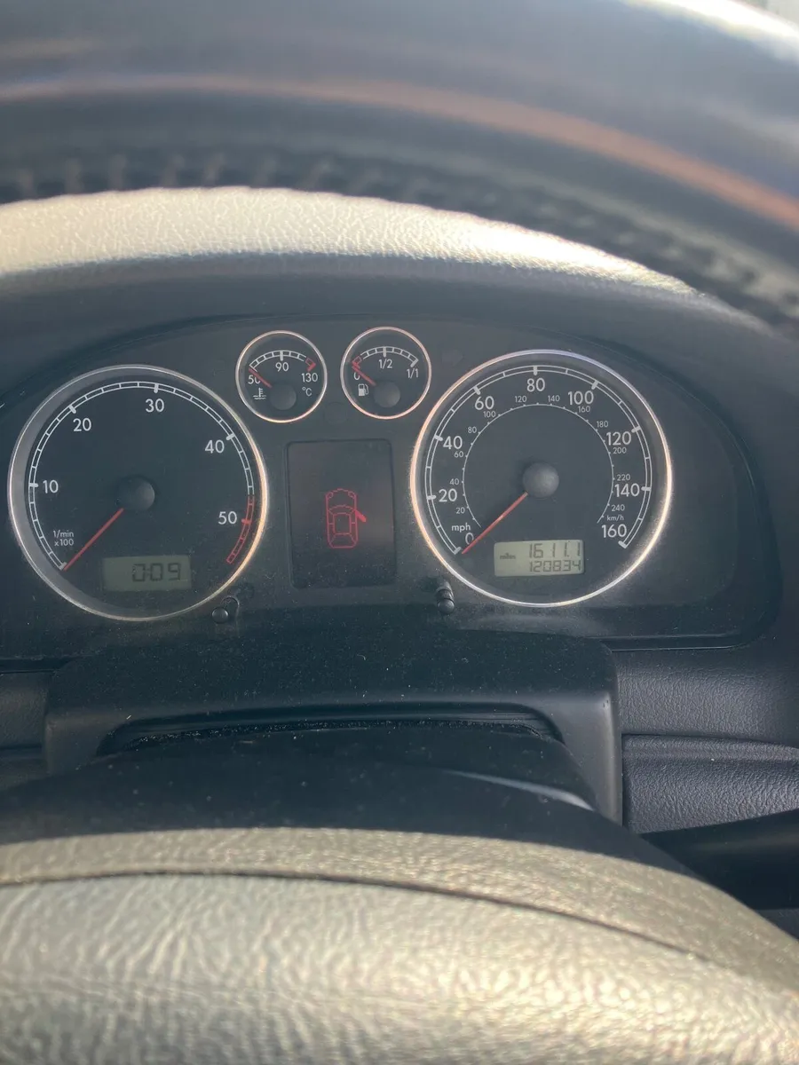 Volkswagen Passat 2004 - Image 2