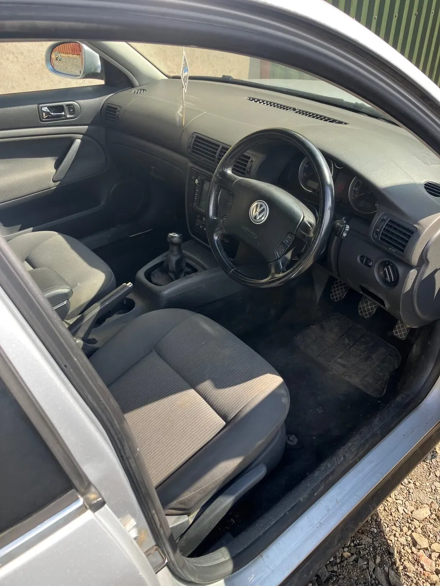 Volkswagen Passat 2004 - Image 3