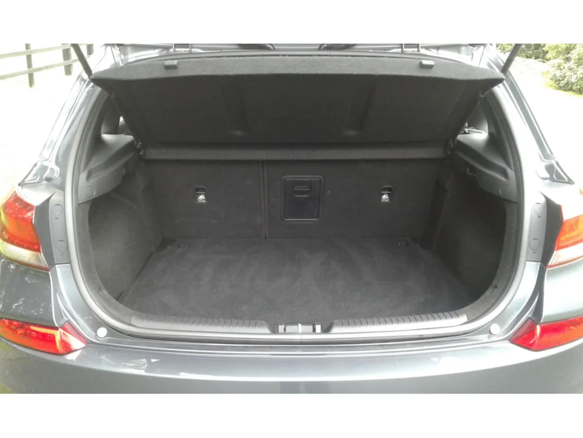 Hyundai i30 SE 109PS 5DR - Image 2