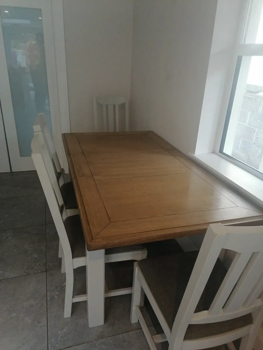 Table and chairs - Image 1