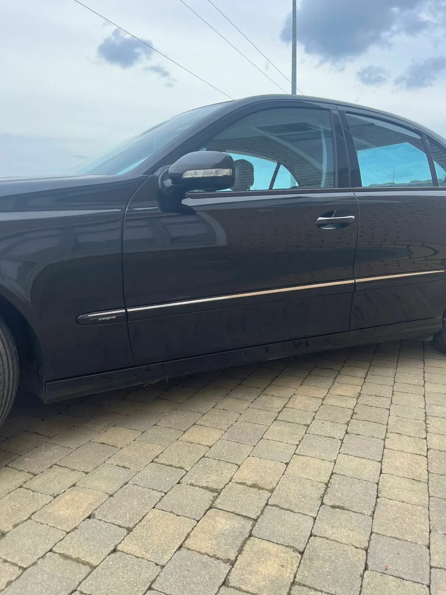 Mercedes-Benz E-Class 2007 - Image 2
