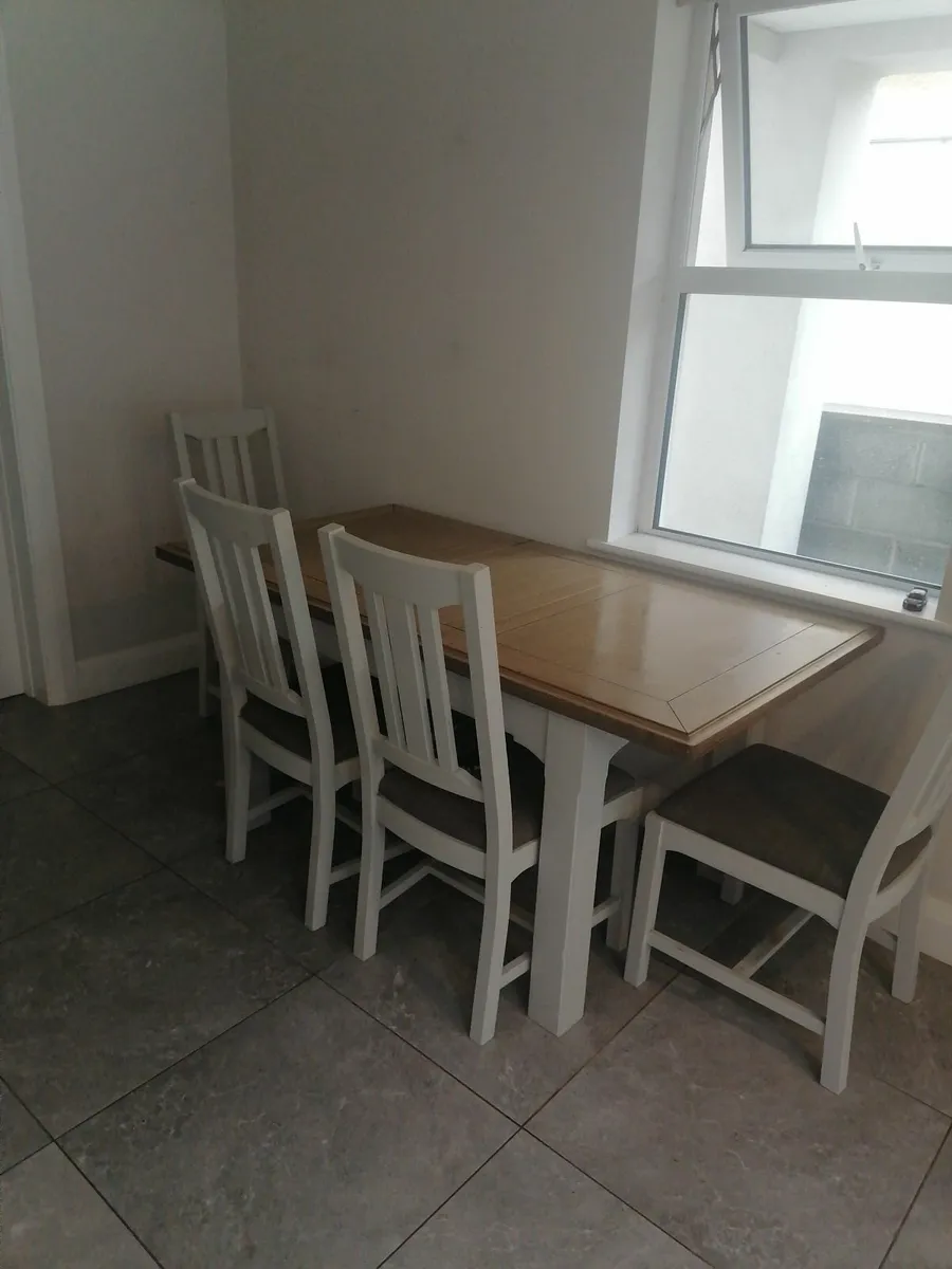 Table and chairs - Image 2