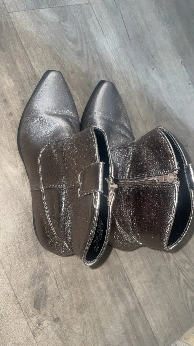 Boots - Image 3