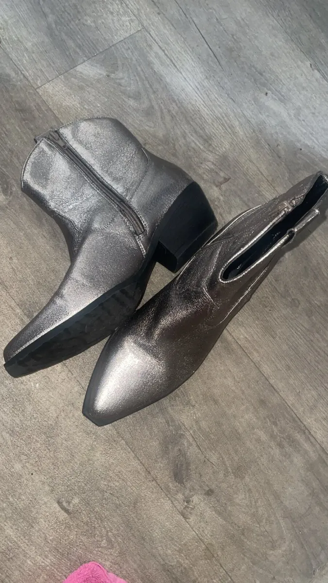 Boots - Image 4