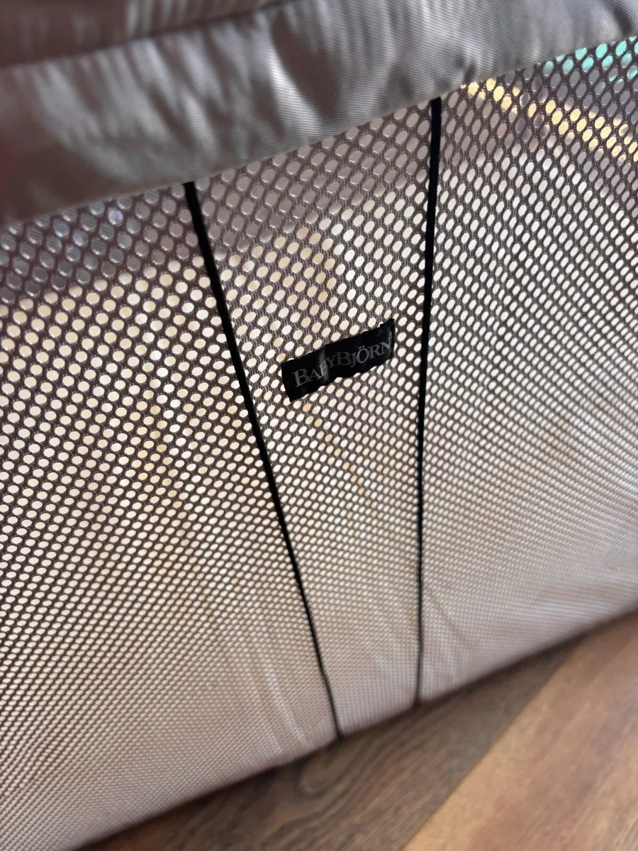 Babybjorn light travel cot - Image 4