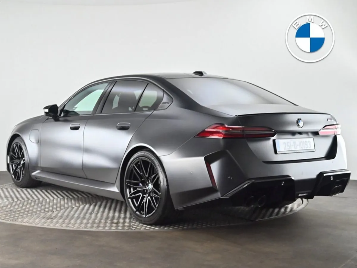 BMW M5 Saloon - Image 2