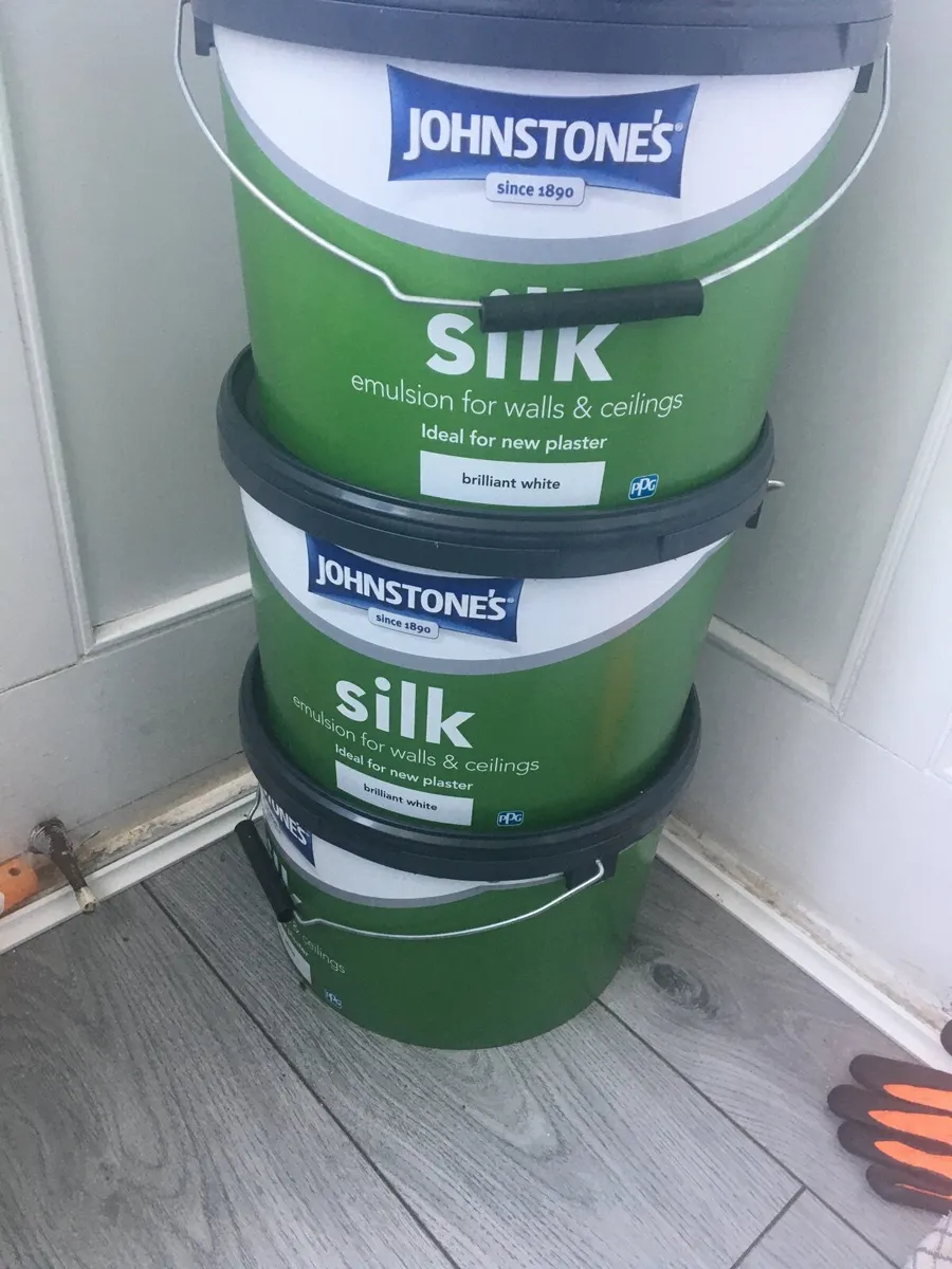 Emulsion white paint