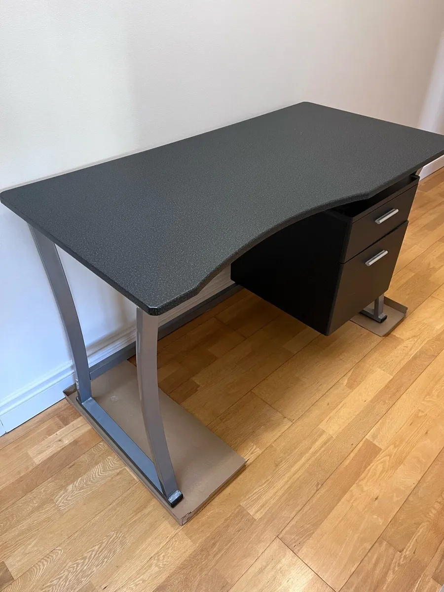 Office desk - Image 1