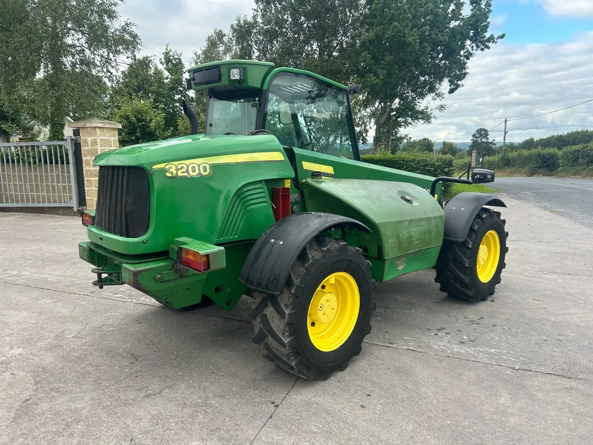 John Deere 3200 loader - Image 3