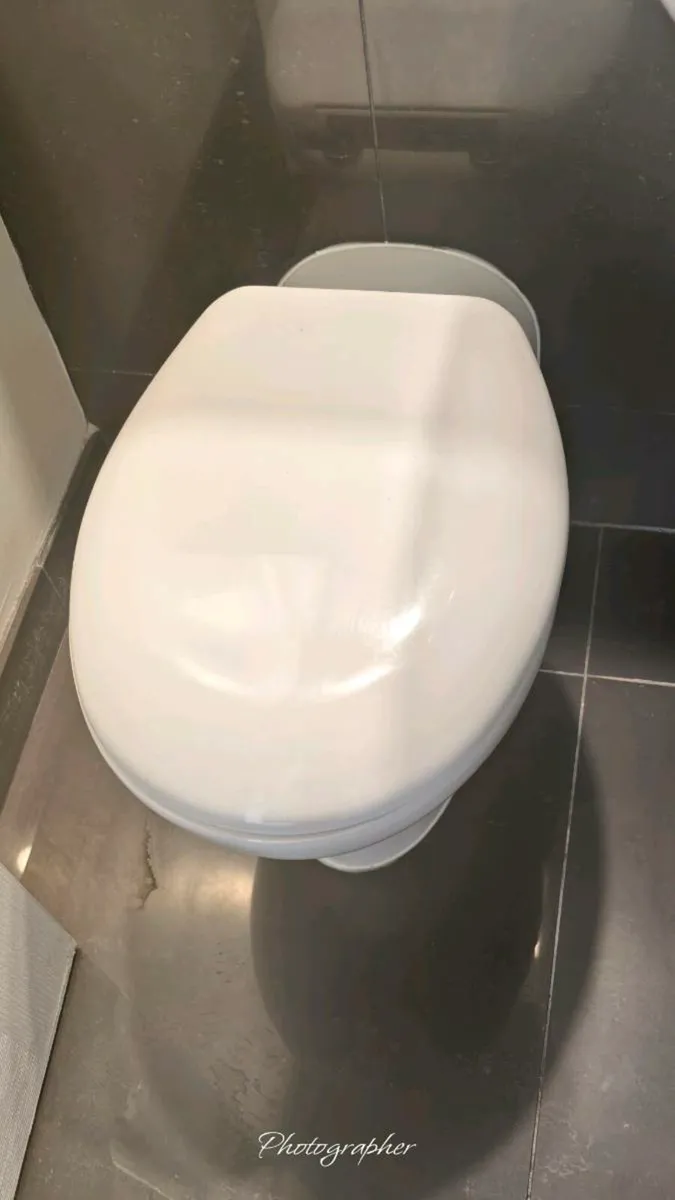 Bathroom toilet - Image 3
