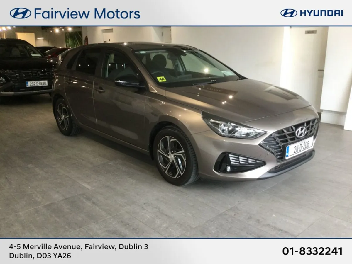 Hyundai i30 Deluxe 5DR Petrol - Only 32 000 Km - - Image 1
