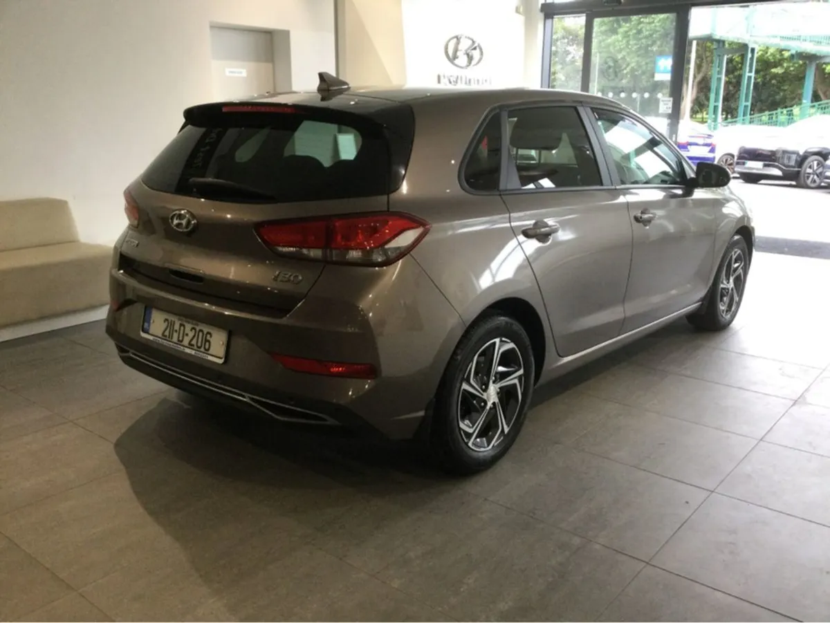 Hyundai i30 Deluxe 5DR Petrol - Only 32 000 Km - - Image 2